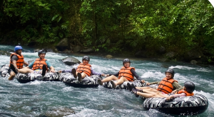 Grupo disfrutando el río en flotadores