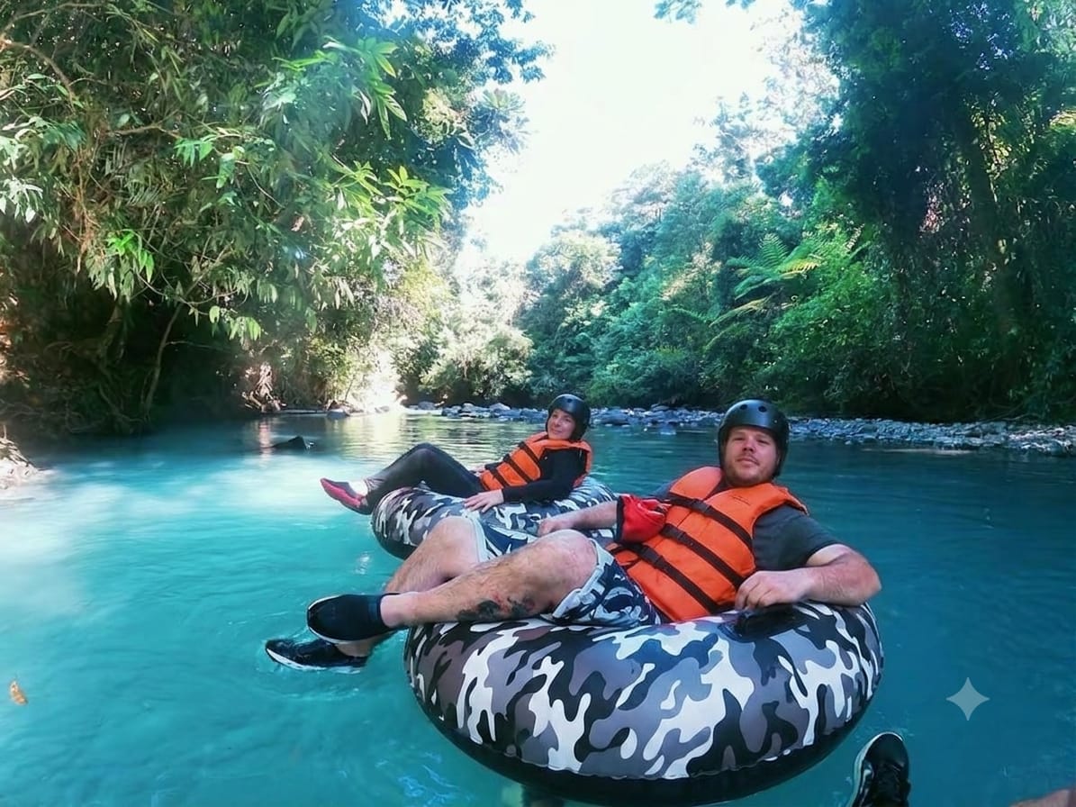 Personas flotando en las aguas turquesas del Río Celeste